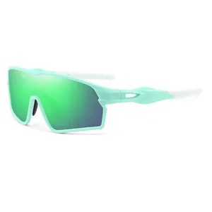 Vista dettagliata di occhiali da ciclismo verde menta con lenti a specchio verdi.