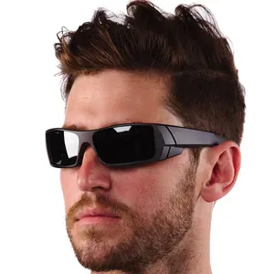 Gros plan d'un mannequin portant des lunettes de soleil de sport polarisées noires
