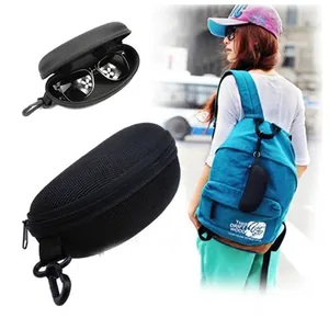 Étui à lunettes de soleil rigide noir portable avec mousqueton sur un sac à dos bleu