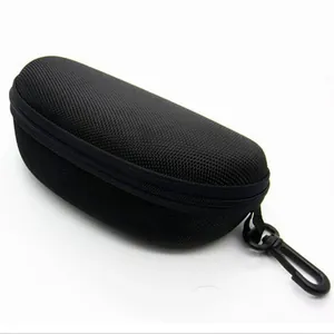 Détail de l'étui à lunettes portable en EVA noir avec texture mesh et mousqueton