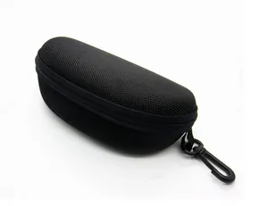 Détail d'un étui à lunettes rigide noir doté d'une fermeture éclair et d'un crochet.