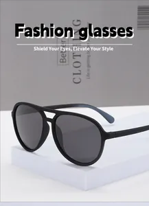 Nahaufnahme einer mattschwarzen polarisierten TAC-Sonnenbrille für Sport und Angeln.
