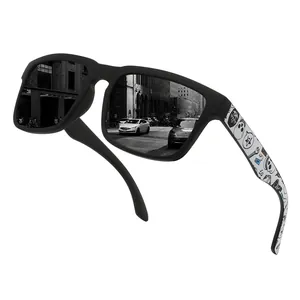 Lunettes de soleil polarisées carrées avec monture noire et branches à motifs graffiti.