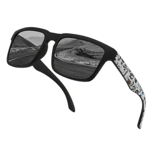 Vue détaillée de lunettes de soleil polarisées carrées avec branches à motifs graffiti.