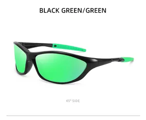 Vue latérale détaillée à 45 degrés des lunettes de soleil de sport polarisées noir et vert