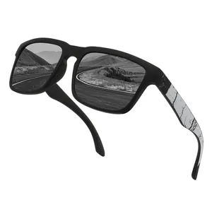 Détail des lunettes de soleil polarisées avec branches à motif marbre et monture noire mate