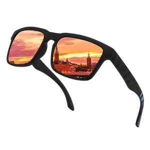 Gros plan de lunettes de soleil polarisées carrées avec reflet de coucher de soleil