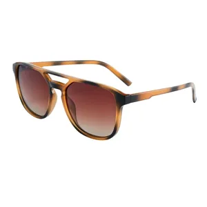 Lunettes de soleil polarisantes à double pont avec monture carrée en écaille chic.