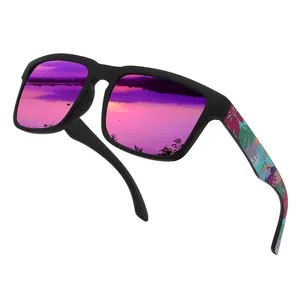 Gros plan de lunettes de soleil de sport avec verres miroirs violets et branches fleuries