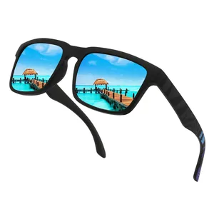 Gros plan de lunettes de soleil polarisées carrées avec reflet de plage tropicale.