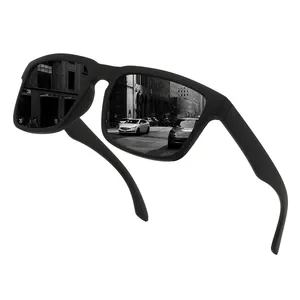 Vue détaillée des lunettes de soleil polarisées noires avec reflet urbain.
