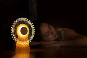 Ξύλινο 3D νυχτερινό φως τροχός με ζεστή λάμψη LED σε σενάριο ύπνου στο δωμάτιο