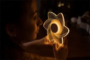 Ζεστό ξύλινο μουσικό κουτί 3D νυχτερινό φως με περιστρεφόμενο floral σχέδιο