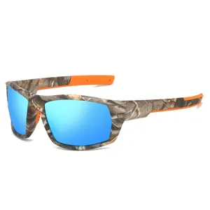 Vue détaillée de lunettes de soleil tactiques camouflage avec verres bleus