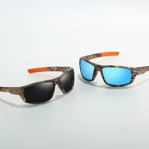 Détail des lunettes de soleil de sport tactiques camouflage avec verres polarisés bleus et noirs.