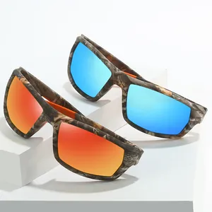 Gros plan de lunettes de soleil tactiques polarisées avec verres bleus et orange