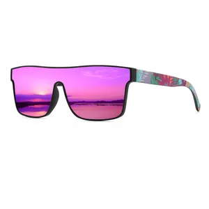 Occhiali da sole sportivi oversize con lenti a specchio viola e aste con motivo floreale.