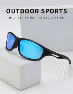 Gedetailleerde close-up van blauwe gepolariseerde lenzen op zwarte outdoor sportzonnebril