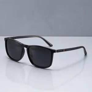 Detaillierte Seitenansicht einer schwarzen Sportsonnenbrille mit rot-grünen Streifen