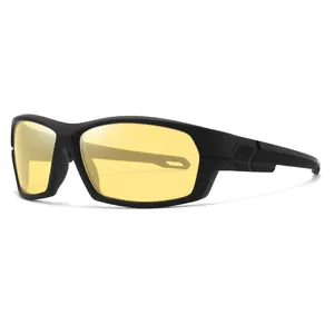Lunettes de soleil de sport polarisées avec verres jaunes et monture noire mate pour cyclisme.