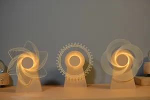 Lámparas de noche 3D de madera con patrones LED amarillo cálido y elegante base