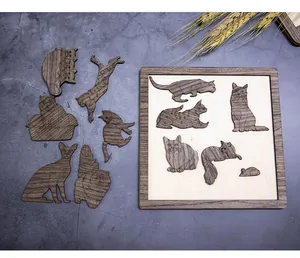 Vue détaillée des pièces de puzzle en bois en forme de chat et du cadre assorti