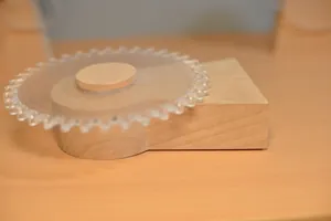 Detalle del engranaje de acrílico transparente en la base de la caja de música