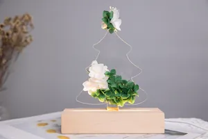 Veilleuse élégante fleurs éternelles, sapin de Noël en acrylique et socle en bois naturel