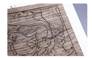 Détail macro de pièces de puzzle de chat en bois découpées au laser avec grain naturel