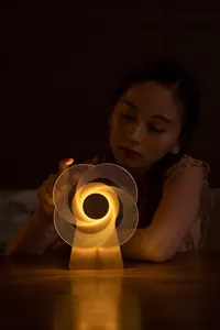 Καλλιτεχνικό φωτιστικό νύχτας 3D οπτικής απάτης με ζεστή λάμψη και ξύλινη βάση