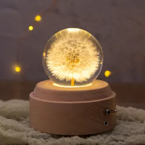 Detailansicht Löwenzahn Kristallkugel Spieluhr mit warmer LED und Holzsockel Design