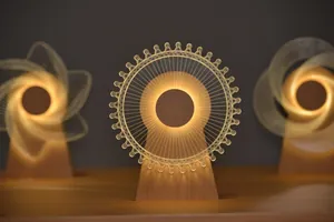 Λεπτομερής λήψη δημιουργικού ξύλινου 3D φωτιστικού νύχτας με ζεστό φως και γρανάζια