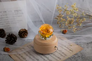 Ewige gelbe Rose Kristallkugel Spieluhr auf Holzsockel mit eleganter Vintage-Deko.