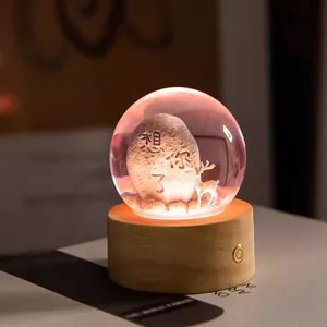 Kristallkugel Lampe mit Hirsch und graviertem Stein auf einem Holzsockel