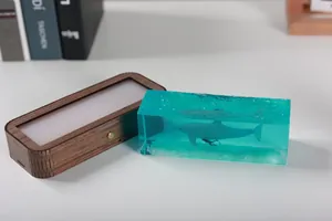 Dettaglio di una lampada notturna in resina a tema marino con delfino e sub
