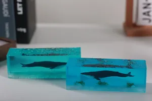 Primo piano della luce notturna in resina con balena blu e dettagli marini