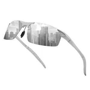 Detail der silbernen Sportsonnenbrille mit polarisierten verspiegelten Gläsern und Stadt