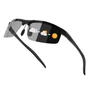 Nahaufnahme des photochromen Übergangs der Gläser dieser schwarzen polarisierten Sportsonnenbrille