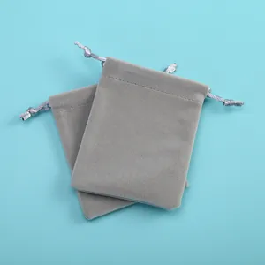 Détail de pochettes en velours gris avec cordon de serrage pour le rangement de bijoux
