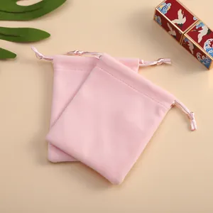 Detailaufnahme der weichen rosa Samtbeutel mit Kordelzug für Schmuckaufbewahrung
