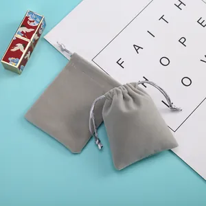 Vue détaillée de pochettes en velours gris avec cordon pour ranger les bijoux
