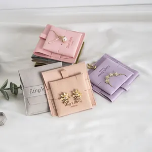 Vue détaillée de pochettes en velours microfibre pour le rangement de vos bijoux.