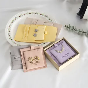 Vue détaillée de diverses pochettes à bijoux en daim microfibre aux couleurs pastel