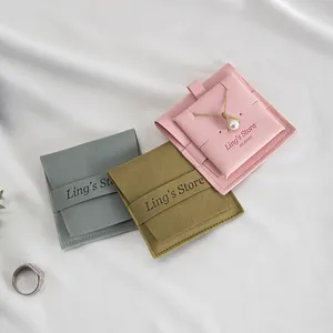 Vue détaillée montrant des pochettes à bijoux en microfibre pour bagues et colliers.