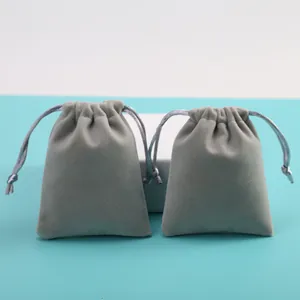 Deux pochettes en velours gris avec cordon pour bijoux et emballages cadeaux élégants
