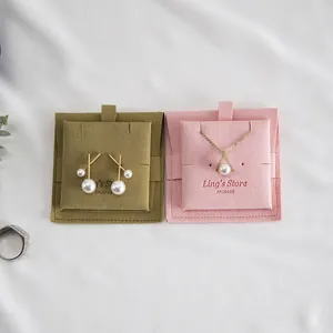 Gros plan de pochettes à bijoux en microfibre rose et verte avec accessoires en perles