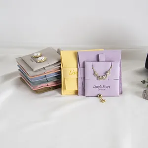 Vue détaillée de pochettes à bijoux en velours microfibre pour colliers et boucles