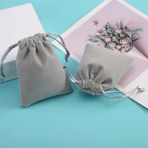 Détail de pochettes en velours gris avec cordon de serrage et texture douce