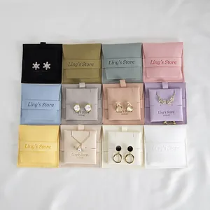 Vue détaillée de pochettes à bijoux colorées en velours microfibre pour bagues