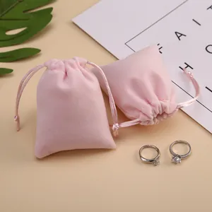Detail der rosa Schmucktasche aus Samt mit Kordelzug und weicher Plüschstruktur